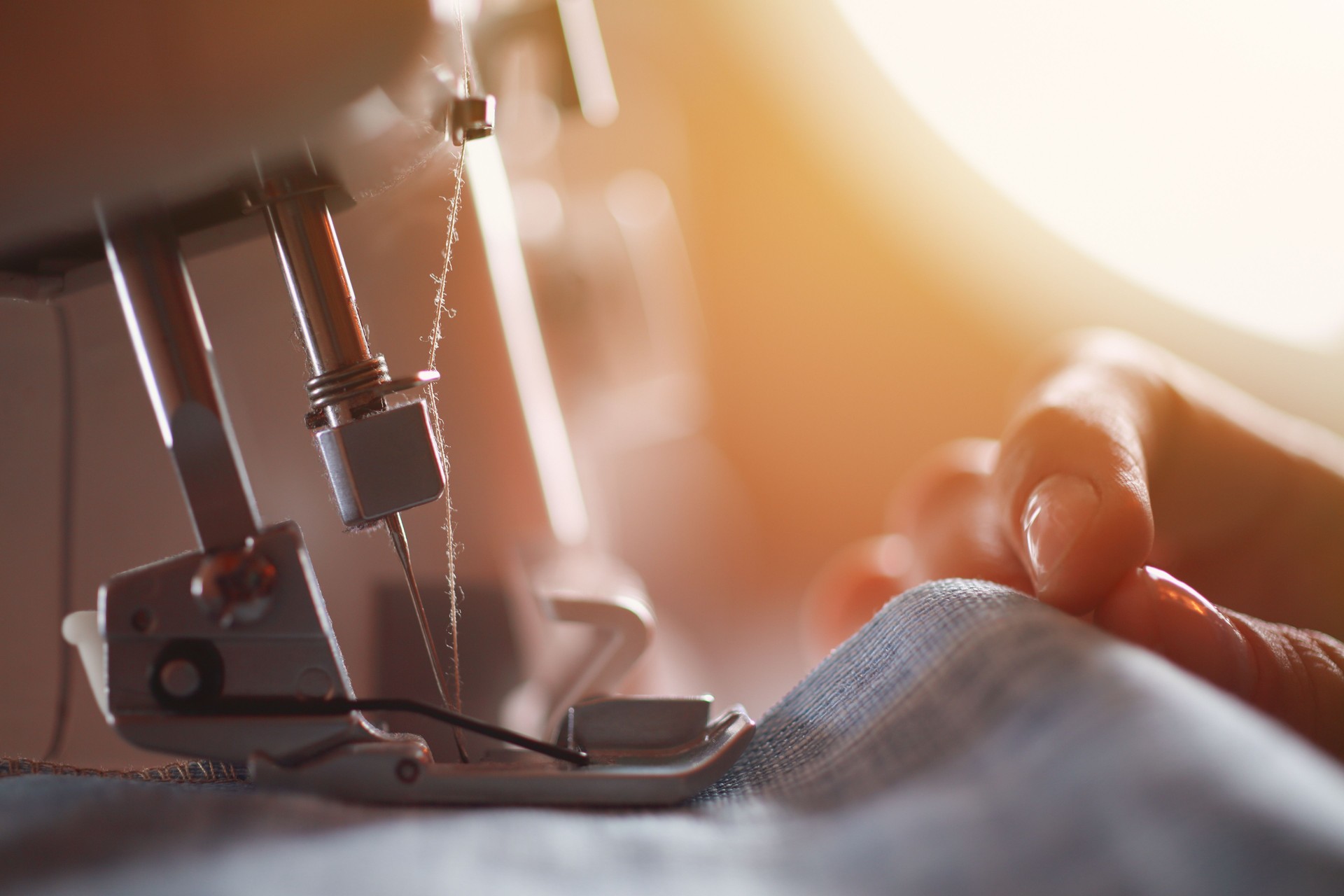 Preparar en el trabajo en la máquina de coser
